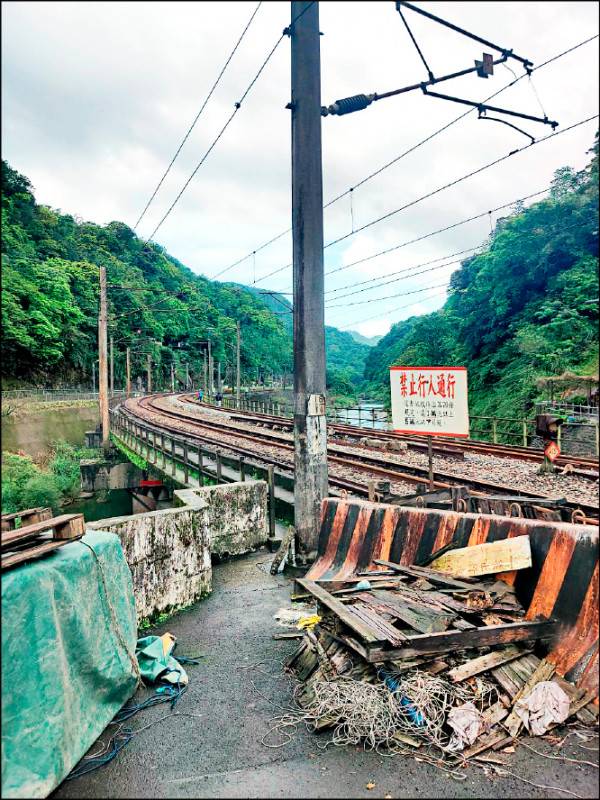 民眾常會從三貂嶺隧道北口西側闖入，原來就立有「禁止行人通行」告示牌、紐澤西護欄。(讀者提供)