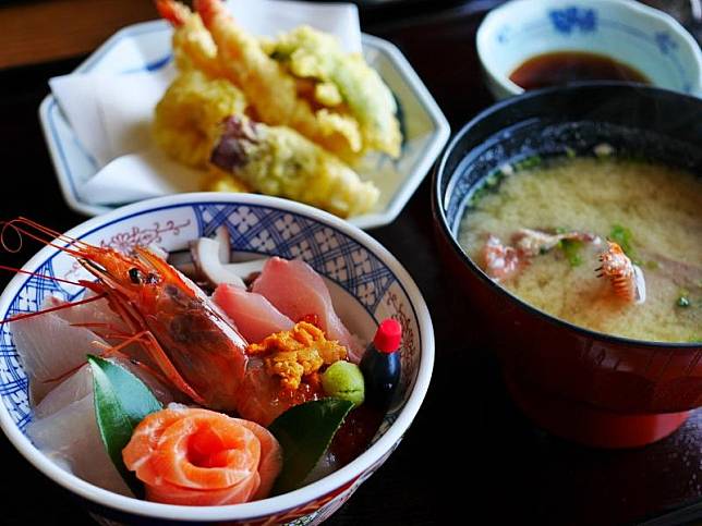 ▲日式定食時，若有 3 樣食物「壽司、配菜、甜品」，你會選擇從哪一樣先開始吃，便可得知你成為富翁的機率有多高。（示意圖／翻攝自 Pixabay ）