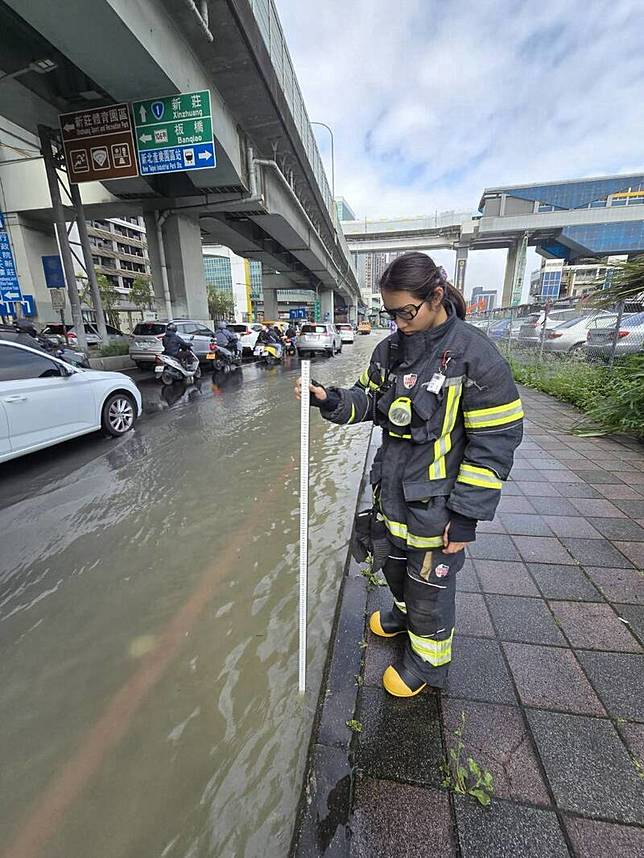 新北市新莊區新北大道跟思源路交叉口，今早自來水管破裂，水淹近成人小腿高。(圖由新莊區公所提供)