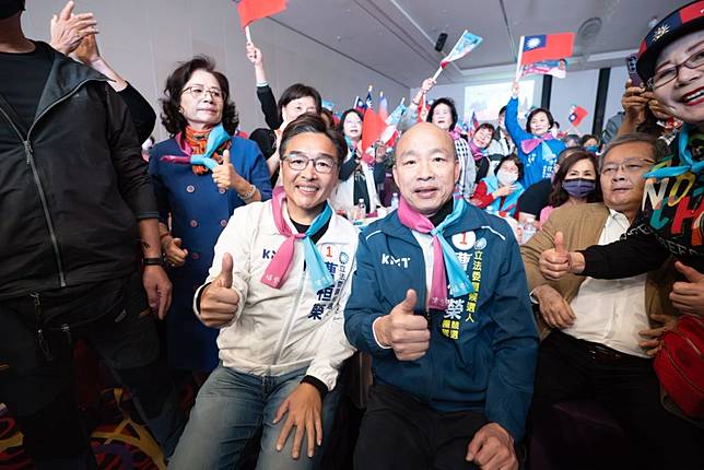 前高雄市長韓國瑜陪同高雄市立委候選人曹桓榮掃街，並出席了曹桓榮舉辦的「姊妹好友音樂會」。（記者吳文欽攝）