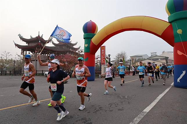 2025南投縣集集半程國際馬拉松今（9）日在集集鎮集集國中盛大登場，有來自臺灣19個縣市及世界20個國家地區共2000名選手共襄盛舉。（記者張益銘攝）