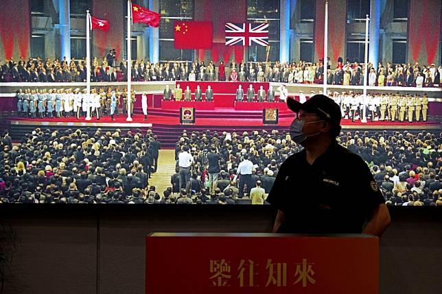 中國和港府提出所謂「香港從來不是英國殖民地」的論述，各種說法（包括修改教科書）都在否定和改寫香港的歷史。（美聯社）