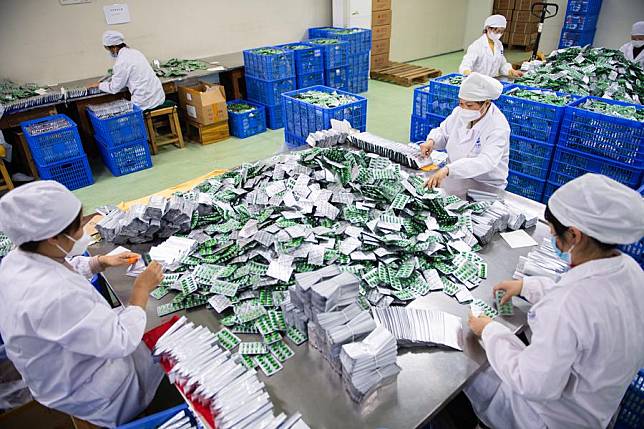 Staff members pack medicines at a pharmaceutical company in central China's Hunan Province, Dec. 19, 2022. (Xinhua/Chen Sihan)