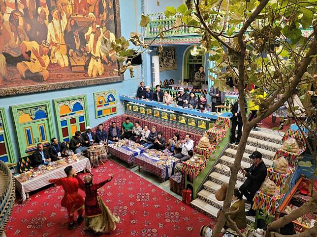 This photo taken by Waref Komaiha, an attendee of the sixth World Media Summit, shows a dance performance at &ldquo;Guli's Home,&rdquo; a local resident's yard converted into a tourist resting place, in Kashgar, northwest China's Xinjiang Uygur Autonomous Region, Oct. 16, 2024. (Photo by Waref Komaiha/Xinhua)