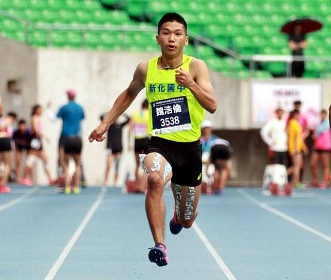 臺南市新化國中魏浩倫在全中運國男100公尺預賽，以10秒73破大會。林嘉欣／攝影。