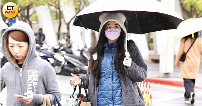 天氣持續濕冷！2縣市大雨特報「注意瞬間降雨」　雨將下到入夜