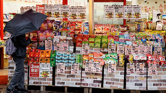 小林製藥紅麴食安問題延燒到台灣。圖一名婦女在日本東京的一家商店裡查看商品。路透社