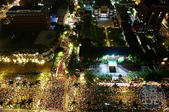 立法院24日續審國會改革相關條文，場外擠滿抗議群眾，現場超過10萬人。