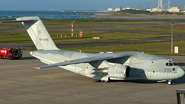 1架隸屬航空自衛隊入間基地的C-2運輸機，9日午後5時15分左右緊急降落新潟機場。翻攝Twitter＠psytoon3110