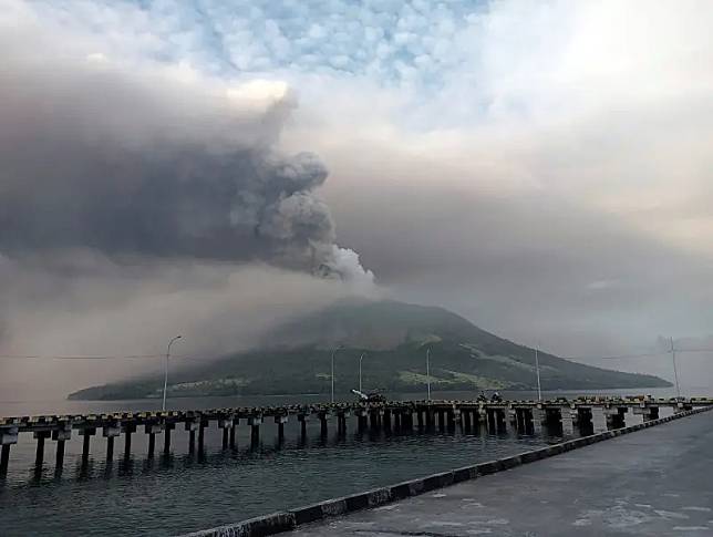 ▲印尼的魯昂火山近日大規模噴發，導致上萬居民必須疏散，鄰近的機場也被迫關閉。（圖／美聯社／達志影像）