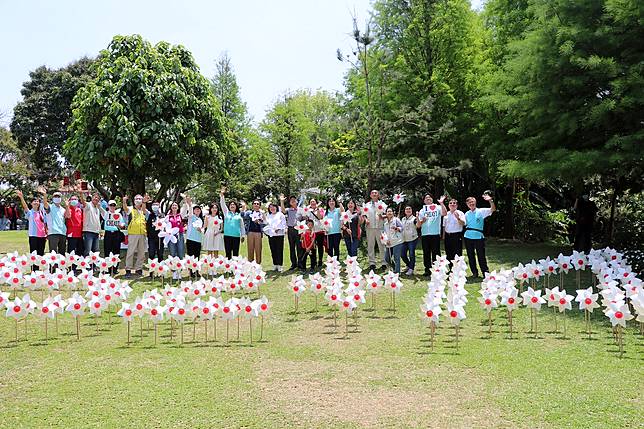 今年的「賞桐來嘉尞」活動，現場草地上也特別運用近300支桐花風車，排列出「52+14」地景，諧音為我愛嘉義市，兩者相映成趣。（圖片提供/嘉義市政府觀光局）