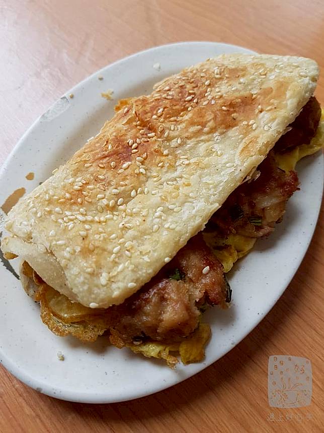 ▲貢丸大小的炸肉丸壓扁與煎蛋夾入燒餅中，大咬一口真滿足。(圖/過上好日子-邱俊智) 
