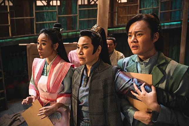 資深歌仔戲演員唐美雲（中）在歌仔戲電視劇「孟婆客棧」中演出勢利眼的客棧老闆萬千帆，新官上任三 把火，讓飾演客棧員工的許富凱（右）、方宥心 （左）都想抱怨老闆。（公視台語台提供） 中央社記者葉冠吟傳真 110年10月18日  
