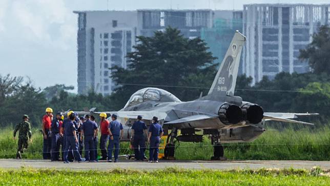 台南空軍基地空軍第ㄧ聯隊IDF雙座戰機F-CK-1D（編號1613）2024.9.09前往澎湖執行炸射訓練時，1枚Mk.82SE減阻炸彈卡在機腹投放器，返回台南降落後由未爆彈處理小組拆除，狀況解除。取自臉書粉專「IDF經國號」