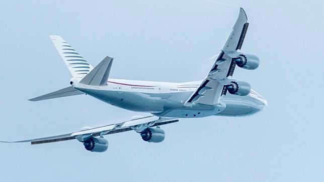 川普今年2月曾試乘卡達將致贈的波音747-8巨無霸客機。美聯社