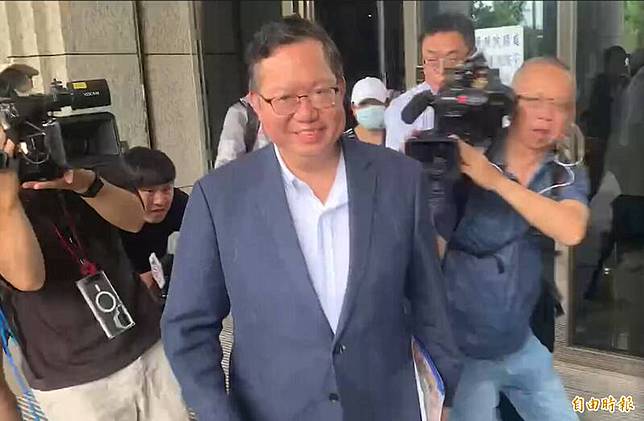 鄭文燦完成具保手續後，今天下午面露微笑步出法院。(記者余瑞仁攝)