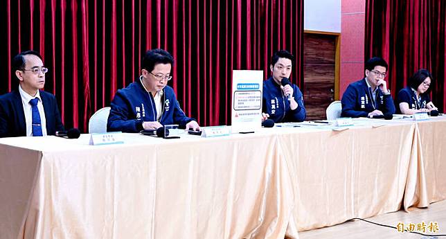 台北市長蔣萬安(中)31日出席寶林茶室食物中毒案調查進度說明記者會。(記者朱沛雄攝)