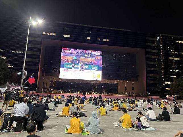 中華職棒正在進行年度總冠軍賽，23日晚間第4戰在台南棒球場展開第4戰，台中市政府晚間在市府廣場舉辦賽事直播，為中信兄弟隊集氣加油。中央社記者郝雪卿攝 113年10月23日  
