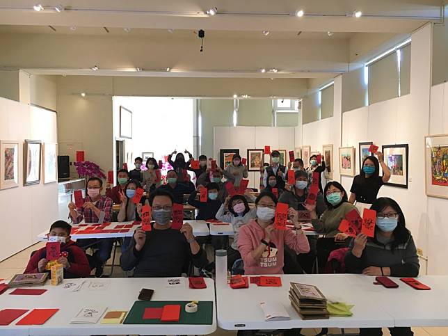 南大香雨書院舉辦「版印紅包袋」實作活動，吸引不少民眾參與。   （記者施春瑛攝）