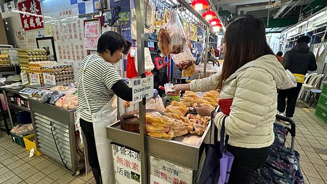 雞檔檔主指生意比平時多2至3成　謝曉雅攝