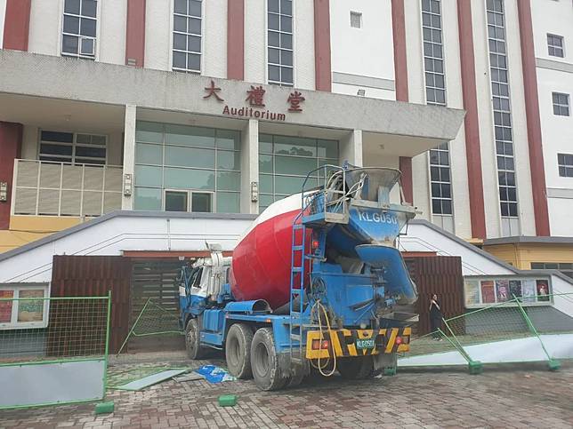 水泥預拌車暴衝撞上世新大學禮堂建築，造成其外牆毀損，駕駛手部輕傷拒絕送醫。翻攝畫面