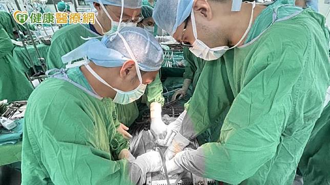 肺臟移植為外科高難度的手術，胸腔部位血管錯綜複雜，出血問題、手術時長及術後的照護對醫療團隊都是考驗，需要多專科團隊的緊密配合才能克服難關。