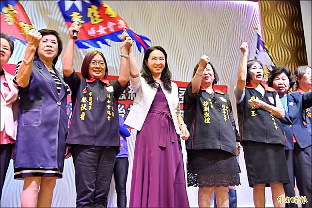李佳芬昨參加韓國瑜屏東縣婦女後援會成立大會，李佳芬致詞時抨擊校園教小學生「肛交」「高潮」，讓媽媽不安心。(記者葉永騫攝)