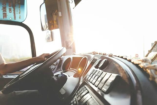 公車司機為了買午餐臨時將車停在刈包、肉粽店前，沒想到車上乘客竟然也集體跟著下車搶購。（示意圖／Pexels）