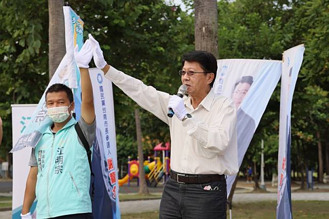 國民黨台南市長候選人謝龍介今（26）日上午為民眾黨議員候選人江明宗站台。（圖／謝龍介競選辦公室提供）