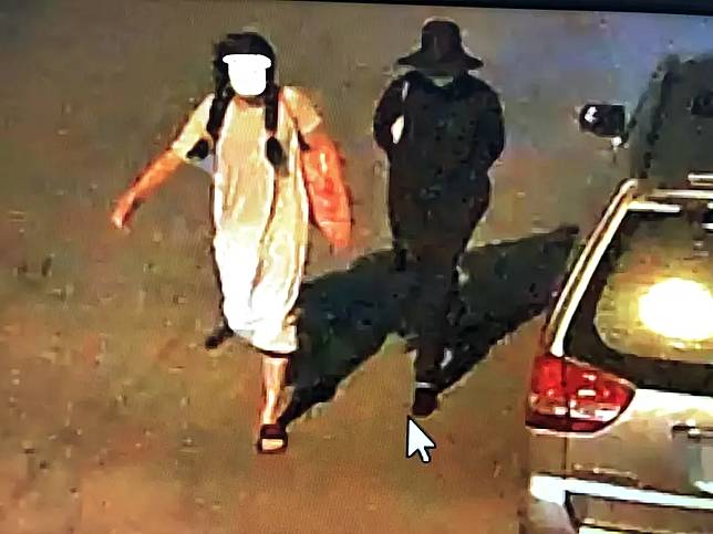 台中捷運車廂備用車遭2外籍男子塗鴉，犯案後還多次變裝企圖躲避追緝。（圖／翻攝畫面）