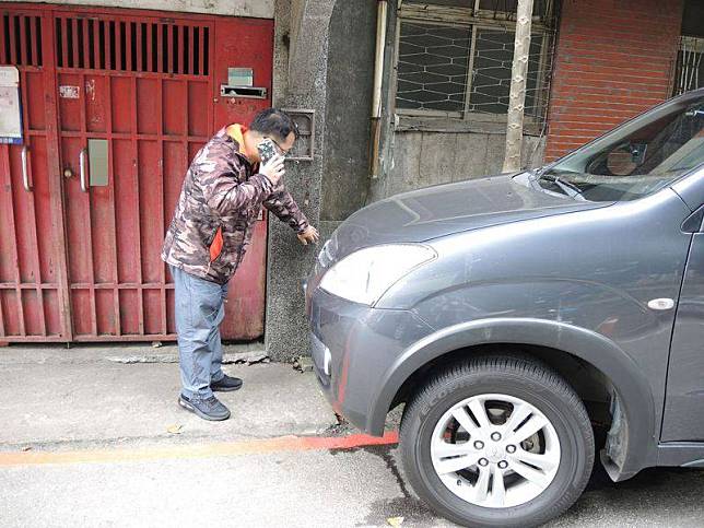 新北市政府交通事件裁決處8日指出，不少駕駛以為撞 到路邊車輛、建築物或設施等，沒人受傷即可離去，其 實仍構成肇事逃逸，呼籲民眾若發生交通事故應報警， 以免觸法。 （新北市政府交通事件裁決處提供） 中央社記者沈佩瑤傳真 110年2月8日  
