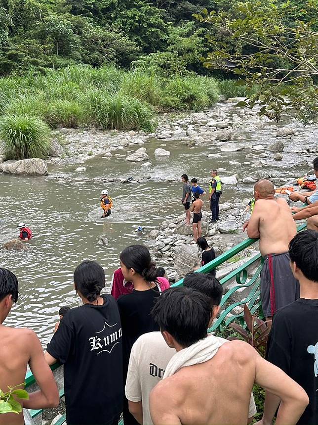 警消及熱心民眾載溺水處協助打撈溺水高中生。民眾提供