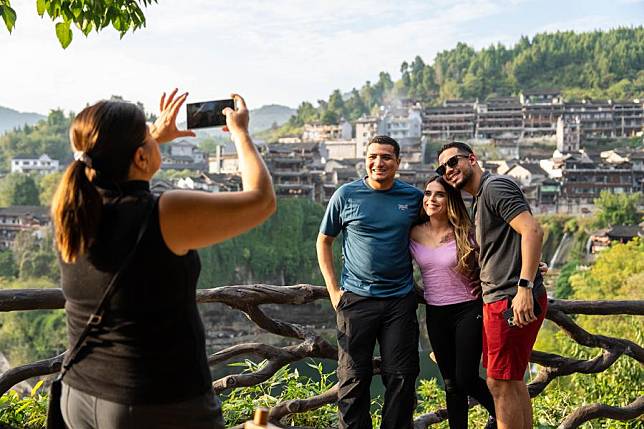 Foreign visitors take photos at the Furong Town scenic spot in Yongshun County, Xiangxi Tujia and Miao Autonomous Prefecture, central China's Hunan Province, Nov. 7, 2024. (Xinhua/Chen Sihan)