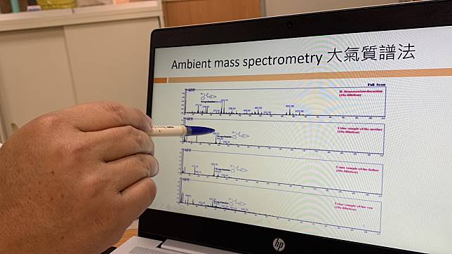 林金生指著檢驗報告，指旗津一家三口的尿液，都被測出含有「東莨菪鹼」有毒成分。圖／記者吳慧芬攝