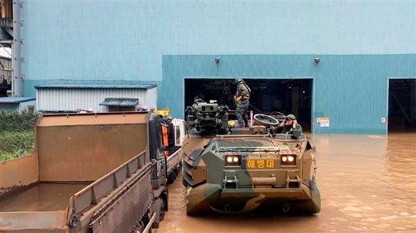軒嵐諾襲南韓慶尚北道浦項市，海軍陸戰隊兩棲突擊車參與救援。路透社