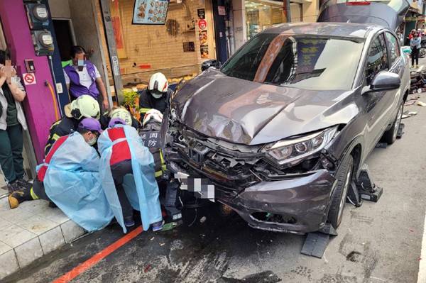 桃園市龍潭區十一日下午一部休旅車失控撞路邊汔機車，還撞傷四名路人，警消全力搶救。（記者丘安翻攝）