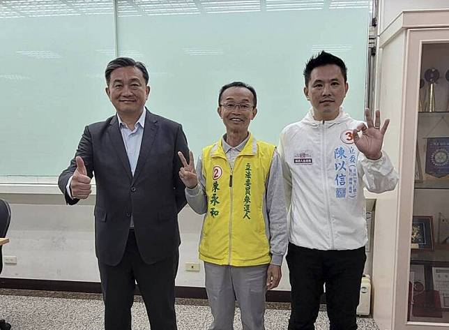 南市第6選區立委候選人王定宇(左起)、陳永和、陳以信都出席參加。(南市選委會提供)