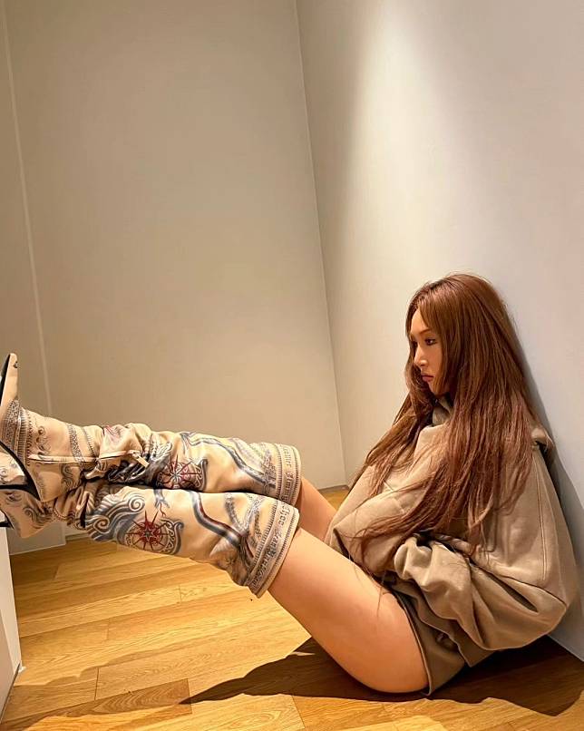 Mamamoo’s Hwasa wearing Jimmy Choo x Jean Paul Gaultier boots in October 2023 (Photo: Instagram / @_mariahwasa)