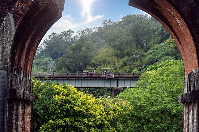 春節闔家慢遊 臺鐵舊山線鐵道景點