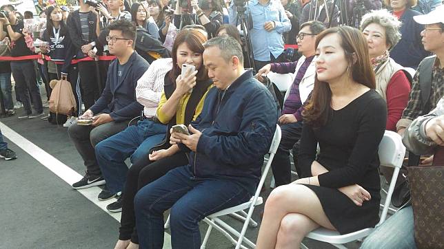 韓冰、潘恆旭、高雄市議員陳美雅(前排右至左)到場行銷高雄觀光。   圖：孫家銘／攝