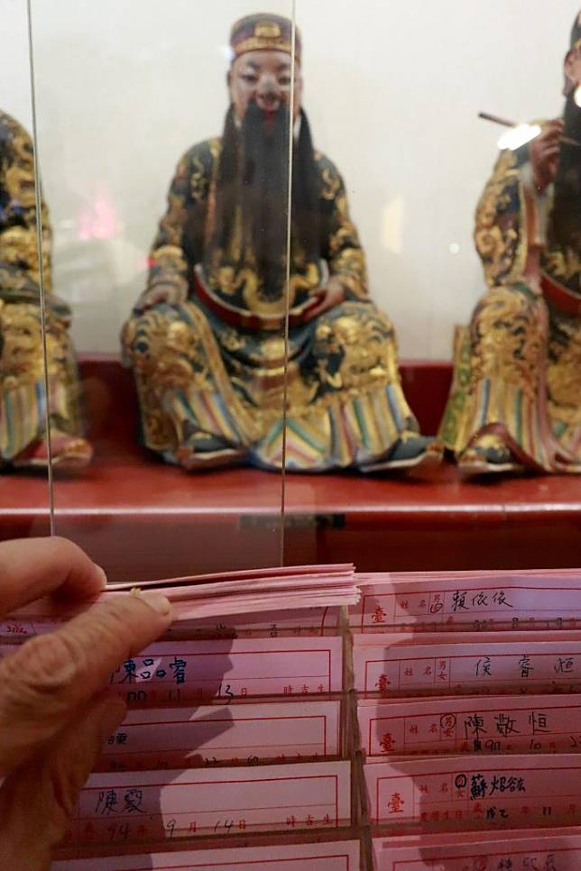 台灣府城隍廟主管各級考試的學政司之前，掛滿各考生的祈福卡，一個欄位裡還厚厚的一疊，顯見考前抱佛腳的民眾有很多。 （記者陳俊文攝）