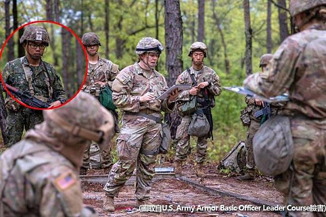 美國陸軍第16騎兵連隊近期協訓盟邦部隊，在臉書貼出的這張照片中，後排左一受訓人員身穿我國陸軍迷彩服。(圖翻攝自U.S. Army Armor Basic Officer Leader Course臉書；本報合成)
