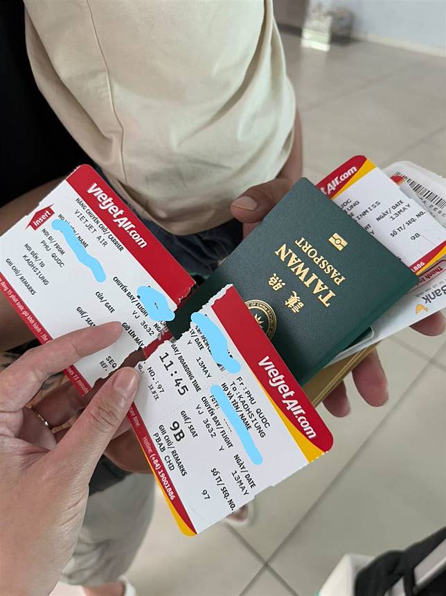 台灣旅客因未排好隊伍，機票被海關撕毀。（圖／讀者授權提供，未經同意請勿轉載）