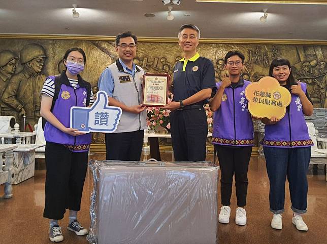 花蓮榮服處長蕭振嘉拜會花蓮縣軍人服務站長包德義，感謝捐助二十床單人床墊，照顧單身獨居弱勢榮民。(花蓮榮服處提供)