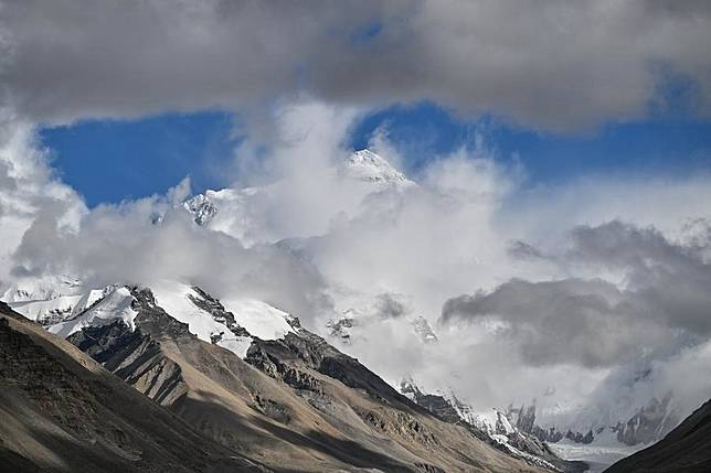 This photo taken on Sept. 4, 2024 from the Mount Qomolangma base camp in Tingri County of Xigaze City in southwest China's Xizang Autonomous Region shows a view of Mount Qomolangma. (Xinhua/Sun Ruibo)