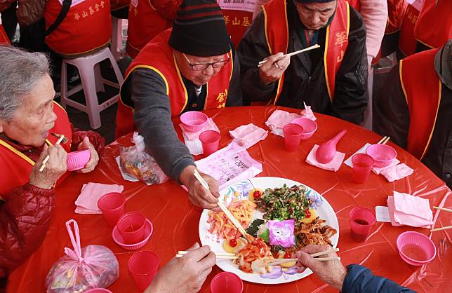 行健大直健康管理診所院長梁程超表示，用餐建議順序應該以「水、肉、菜、飯、果」，先吃足夠的蛋白質及蔬菜增加飽足感，才不會吃過量。本報資料照片