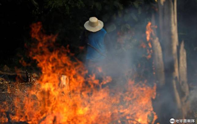 在亞馬遜州伊蘭杜巴鎮(Iranduba)，一名農夫透過火耕的方式，清出可以利用的土地。 路透社/達志影像