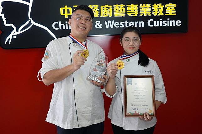 大葉大學餐旅系學生葉永賢（左）和陳勁妤挑戰和光蝦創意主廚料理競賽奪下第二名。（記者吳東興攝）