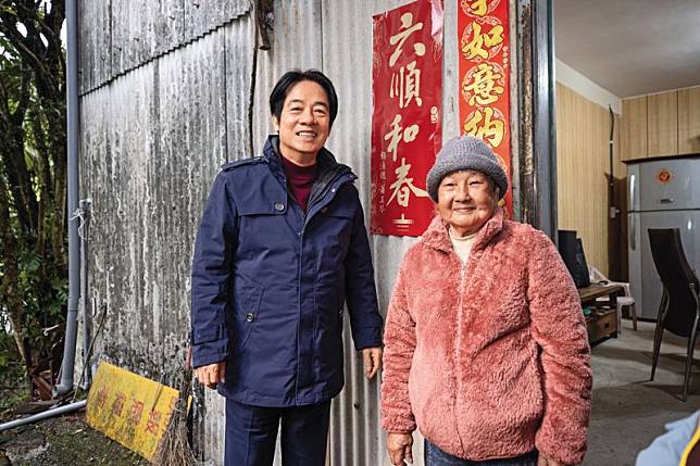 賴清德在農曆年到獨居老人家關懷送暖，陪87歲阿嬤趙阿哖貼春聯。（翻攝總統府flickr）