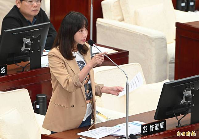 台北市議員許淑華質疑，台北市議會工務委員會11月5日到大巨蛋勘查時，竟由體育局的科長向議員們做簡報，而非遠雄公務單位派員解說，台北市政府竟變成遠雄的PM。(記者田裕華攝)